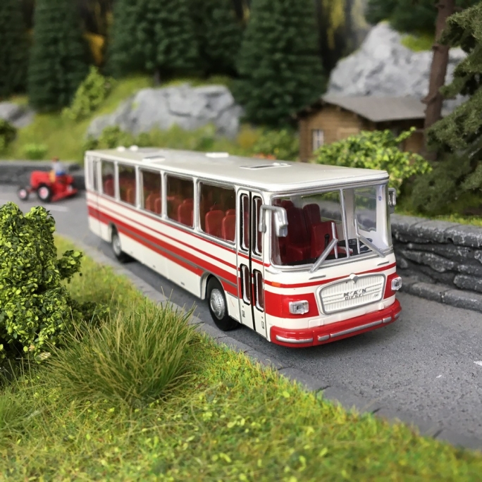 Bus MAN 750 Rouge/Blanc-HO 1/87-BREKINA 59251