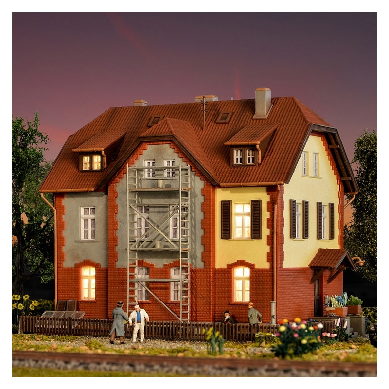 Maison de cheminots avec échafaudages et dépendance-HO-1/87-KIBRI 39315