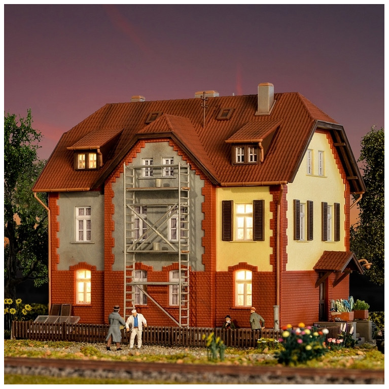 Maison de cheminots avec échafaudages et dépendance-HO-1/87-KIBRI 39315