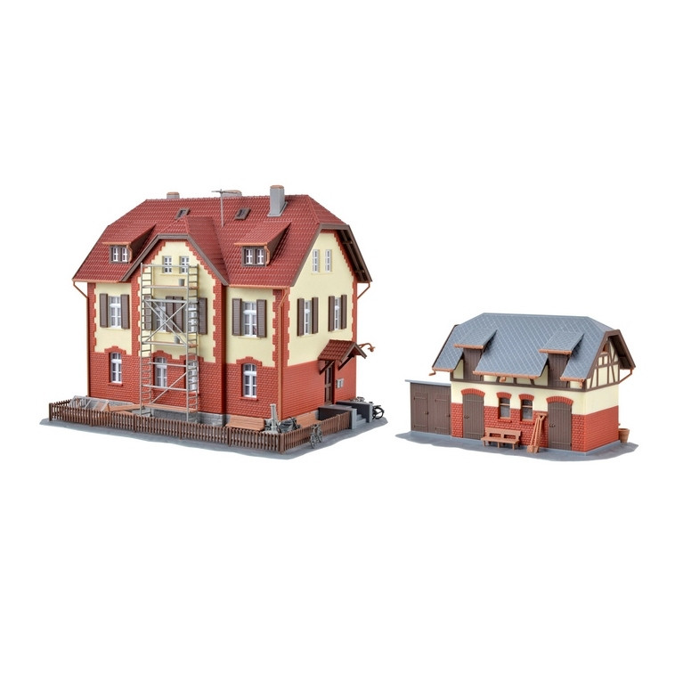 Maison de cheminots avec échafaudages et dépendance-HO-1/87-KIBRI 39315