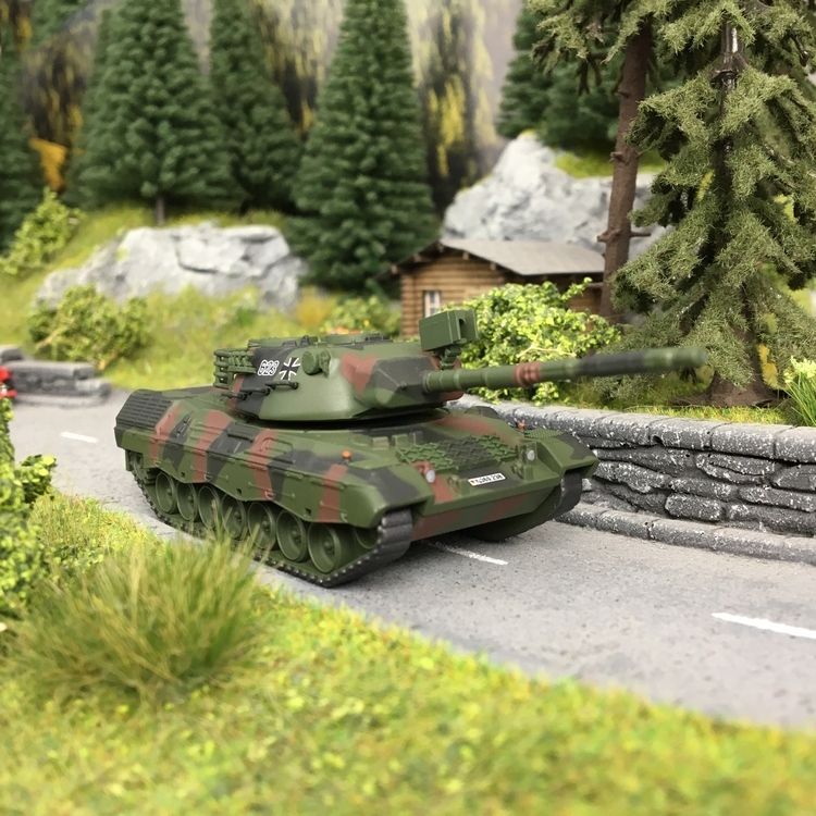 Schuco 452635500 Guépard Flakpanzer armée camouflage 1:87 NOUVEAU dans neuf dans sa boîte 