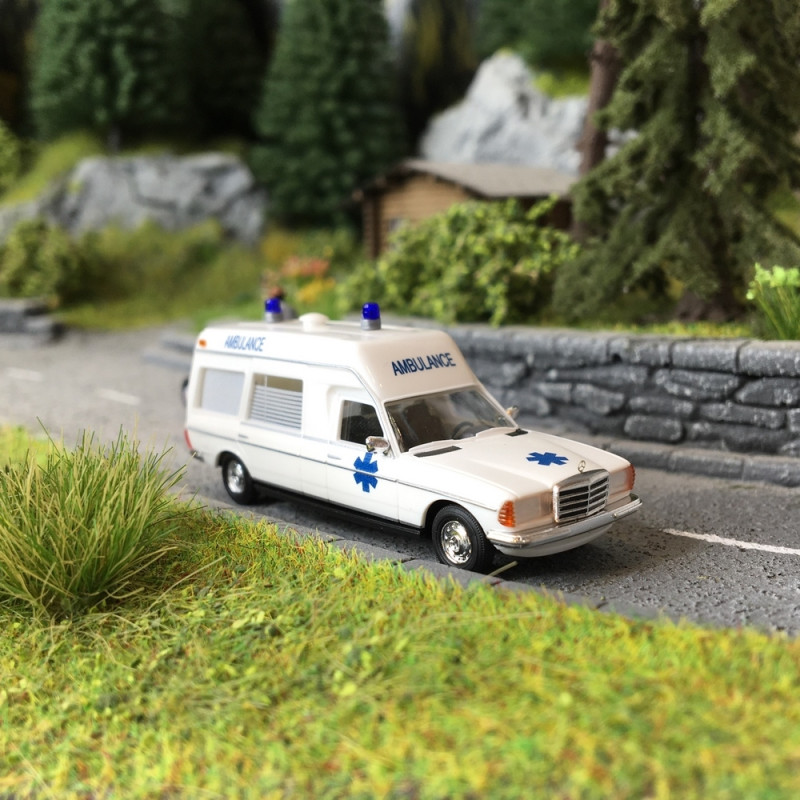 Preiser 37003 - Mercedes LA911 B/42 Ambulance Croix-Rouge Allemande - HO 1/87