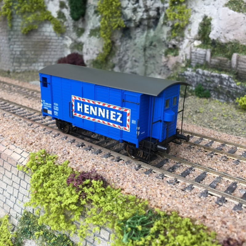 Wagon couvert GKLM "HENNIEZ MINERALWASSER" SBB Ep III-HO 1/87-BRAWA 47882