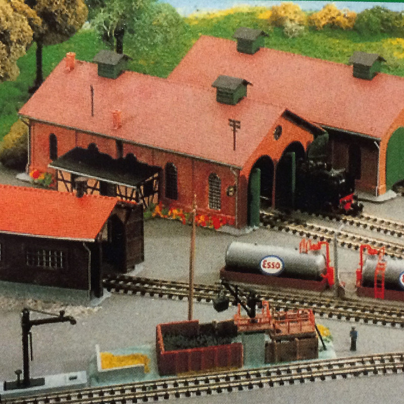 Remise N KIBRI 37438 à 2 locomotives  modelisme ferroviaire  neuf KIBRI