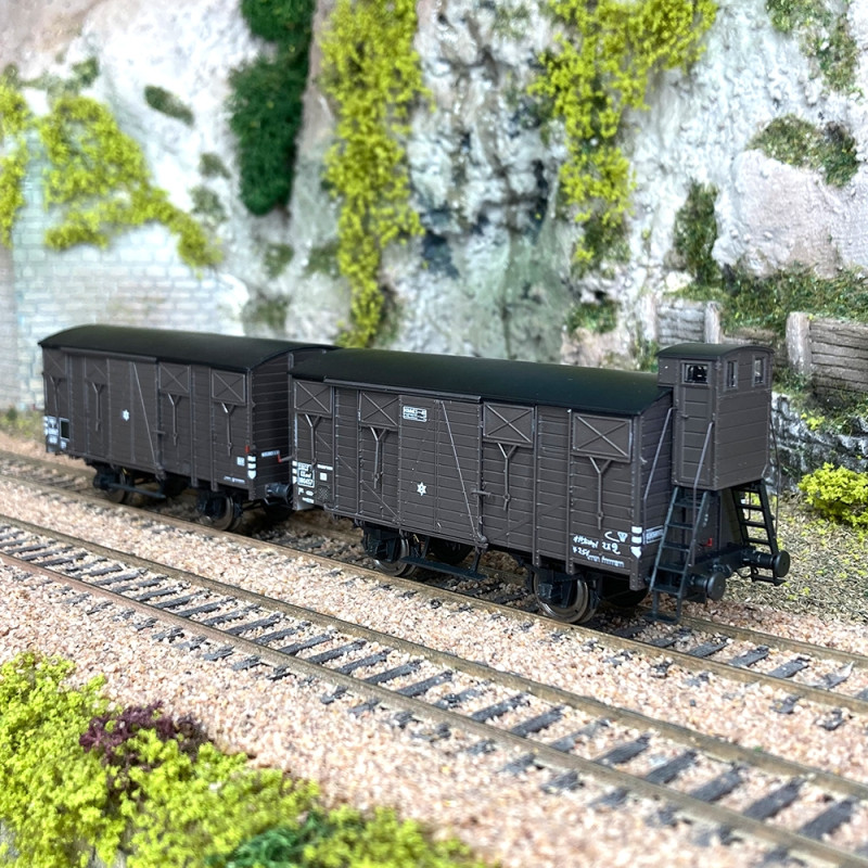 2 wagons couverts OCEM 19 avec guérite Sncf, Ep IIIb - REE WB689 - HO 1/87