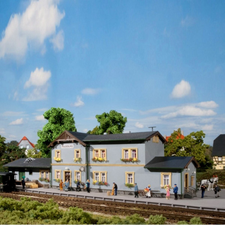 Gare de village avec entrepôt marchandises-HO-1/87-AUHAGEN 11329
