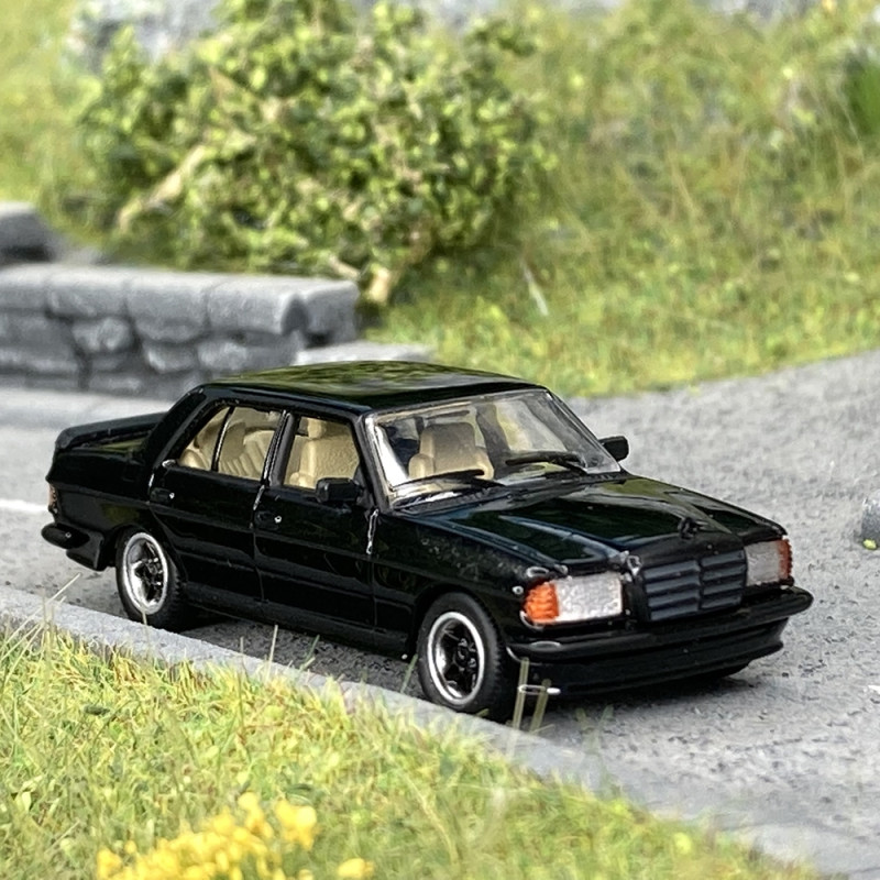 Mercedes AMG W123 Noire - PCX870179 - HO 1/87