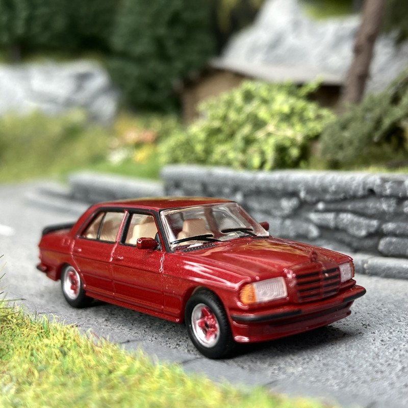 Mercedes AMG W123 Bordeaux - PCX870178 - HO 1/87