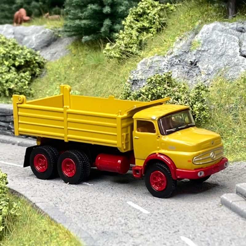 Camion Benne Mercedes LAK 2624 Kipper, jaune nuit châssis rouge - BREKINA 81152 - HO 1/87