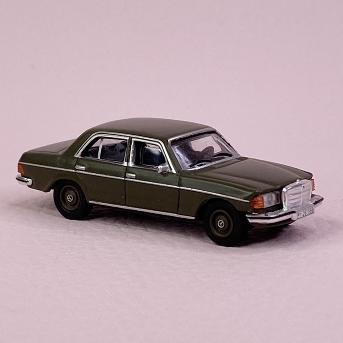 Mercedes 230E Militaire, Vert Kaki - SCHUCO 452666500 - HO 1/87