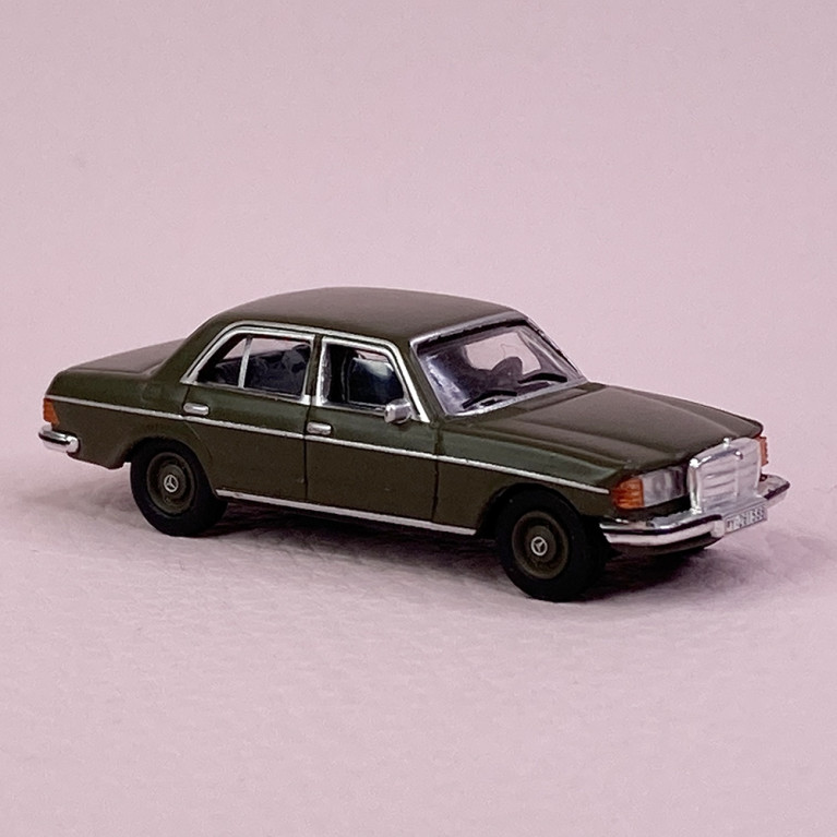 Mercedes 230E Militaire, Vert Kaki - SCHUCO 452666500 - HO 1/87