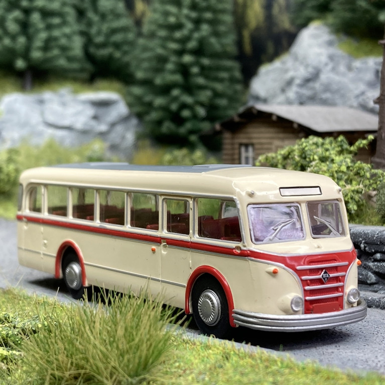 Bus IFA H6 B, Crème / Rouge - BREKINA 59850 - HO 1/87