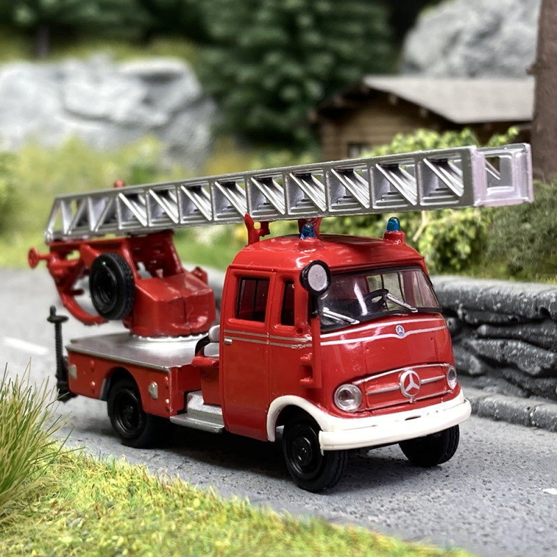 Camion Pompiers Mercedes L 319 DL 18, rouge - BREKINA 36076 - HO 1/87