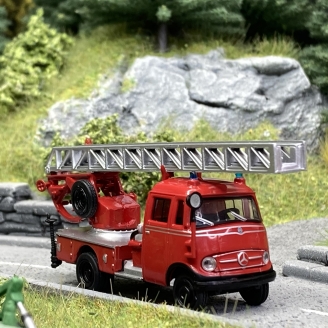 Camion Pompiers Mercedes L 319 DL 18, rouge / Noir - BREKINA 36075 - HO 1/87
