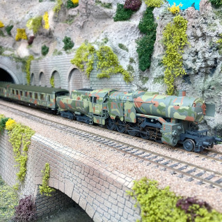 Train militaire BR 42 1701 + 3 voitures "transport de troupes" DRB, Ep II - LILIPUT 130002 - HO 1/87