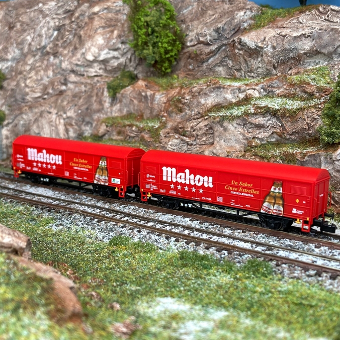 2 wagons couverts JPD livrée rouge "Mahou", Renfe, Ep IV - ARNOLD HN6579 - N 1/160