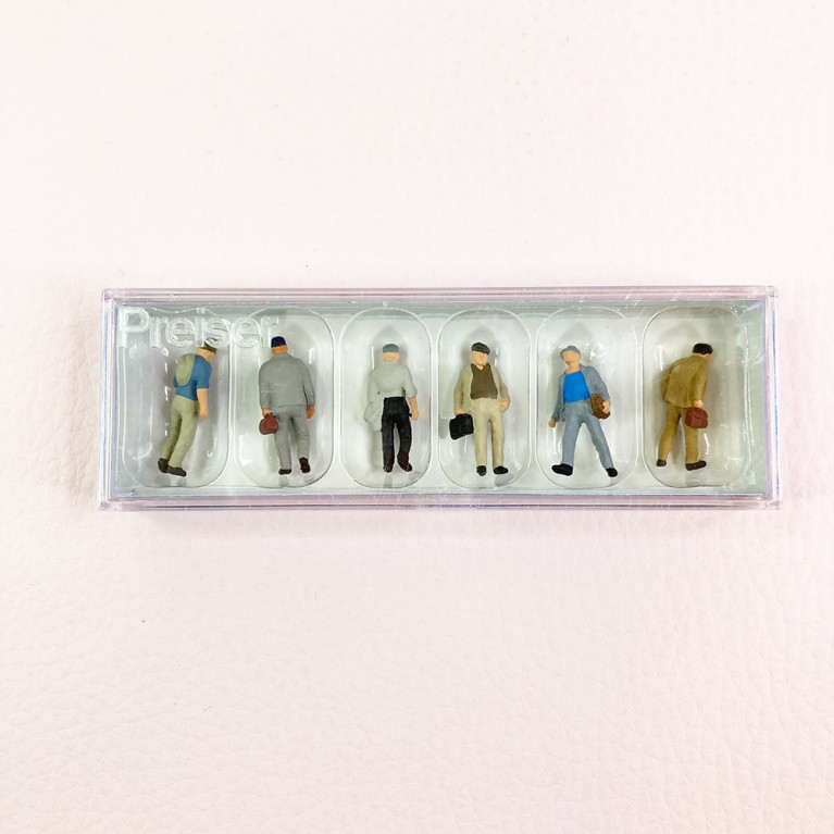 6 hommes en train de  marcher - PREISER 14086 - HO 1/87