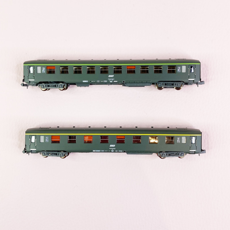 2 voitures DEV AO A8 et B10 "1CL, 2CL" logo blanc encadré, Sncf, Ep IV - REE NW276 - N 1/160