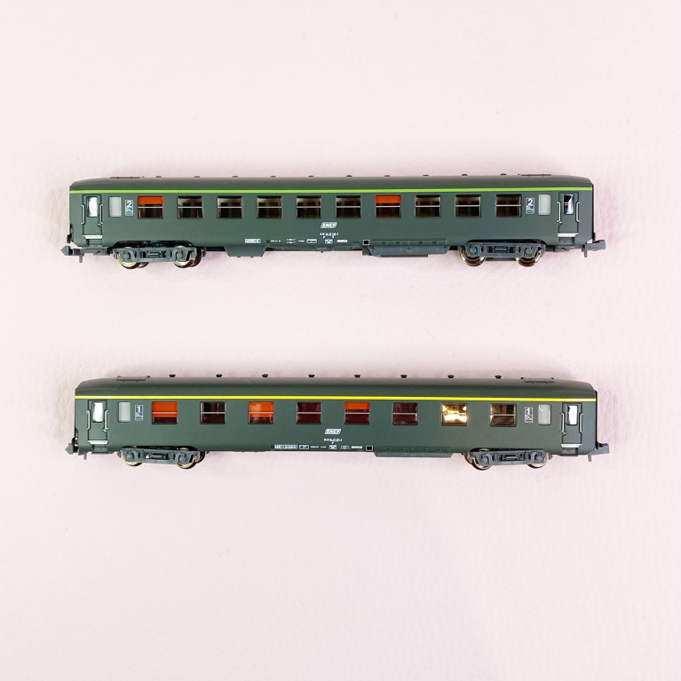 2 voitures DEV AO A8 et B10 "1CL, 2CL" logo blanc encadré, Sncf, Ep IV - REE NW276 - N 1/160