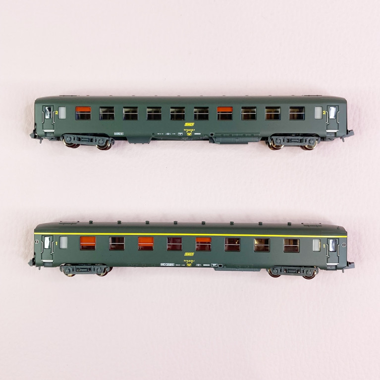 2 voitures DEV AO A8 et B10 "1CL et 2CL" logo encadré jaune, Sncf, Ep IV- REE NW286 - N 1/160
