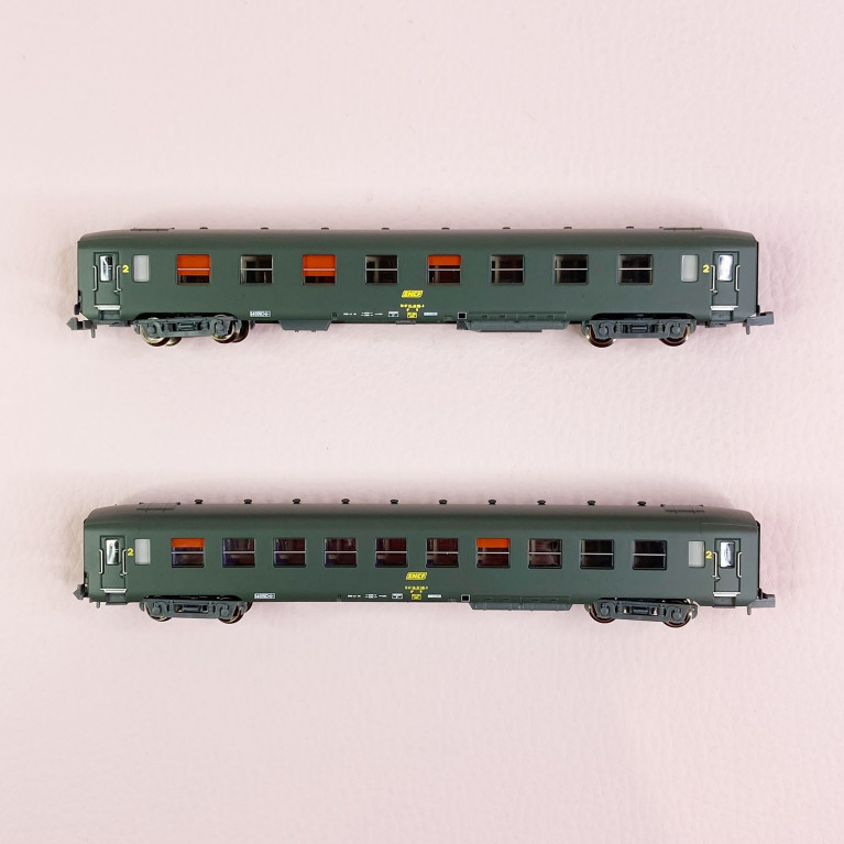2 voitures DEV AO B8 (ex-A3B5) et B10 "2CL" logo encadré jaune, Sncf, Ep IV- REE NW287 - N 1/160