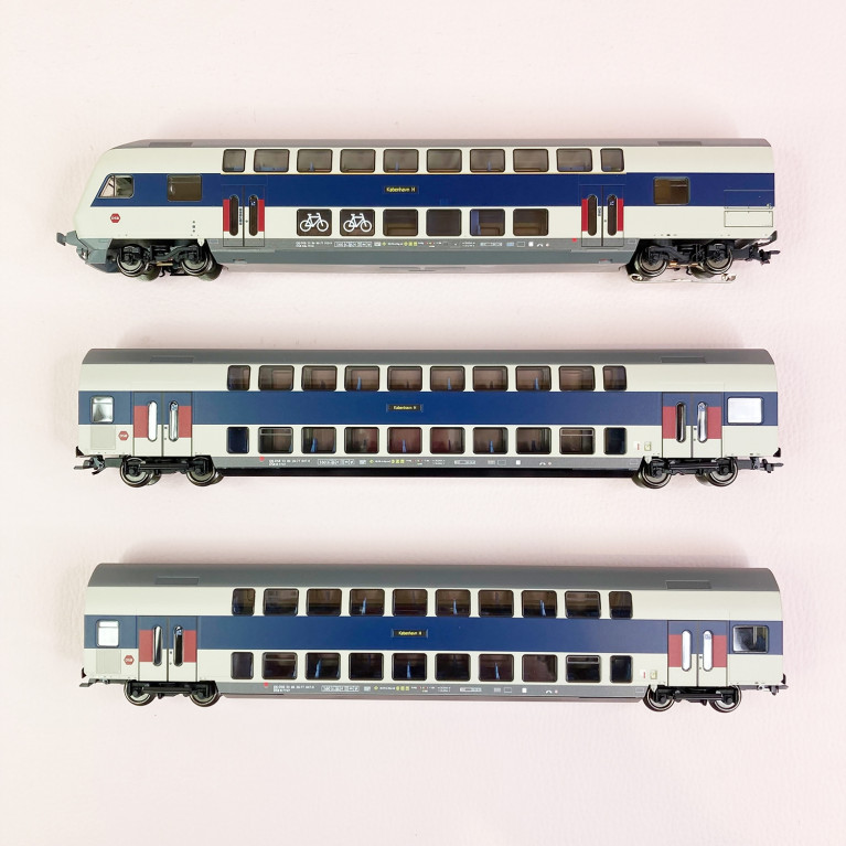 3 voitures à 2 étages 2CL, 1/2CL et pilote, DSB, Ep VI - MARKLIN 43599 - HO 1/87