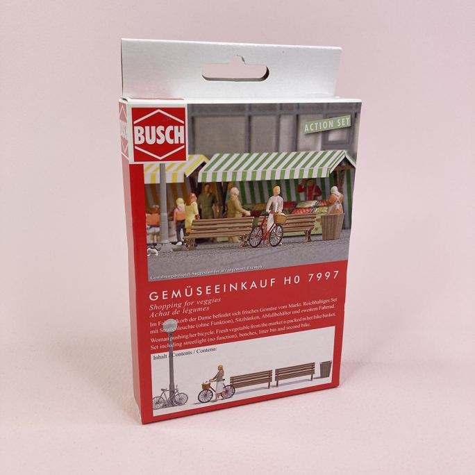 Femme à vélo avec accessoires Urbains - BUSCH 7997 - HO 1/87