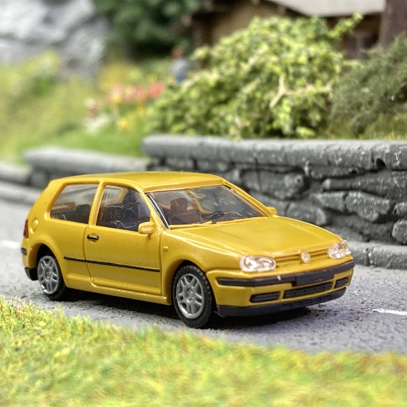 VW Golf IV 3P, Jaune métal - AWM 0789 - HO 1/87