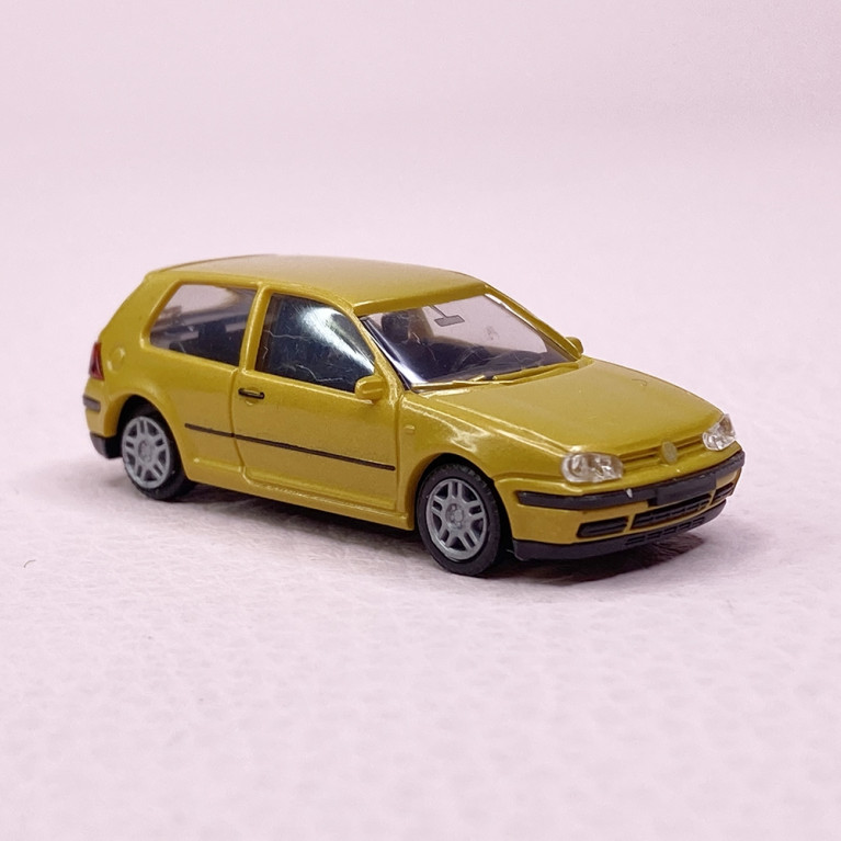 VW Golf IV 3P, Jaune métal - AWM 0789 - HO 1/87