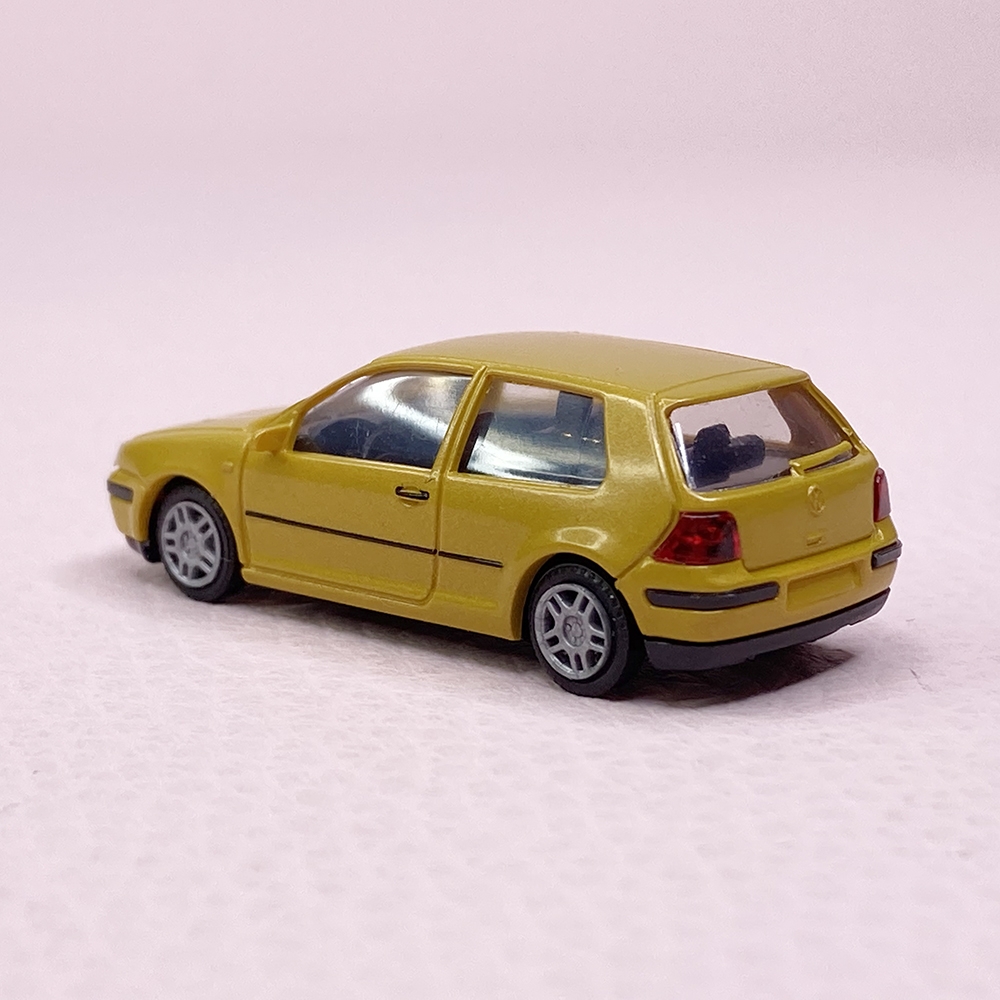 VW Golf IV 3P, Jaune métal - AWM 0789J - HO 1/87