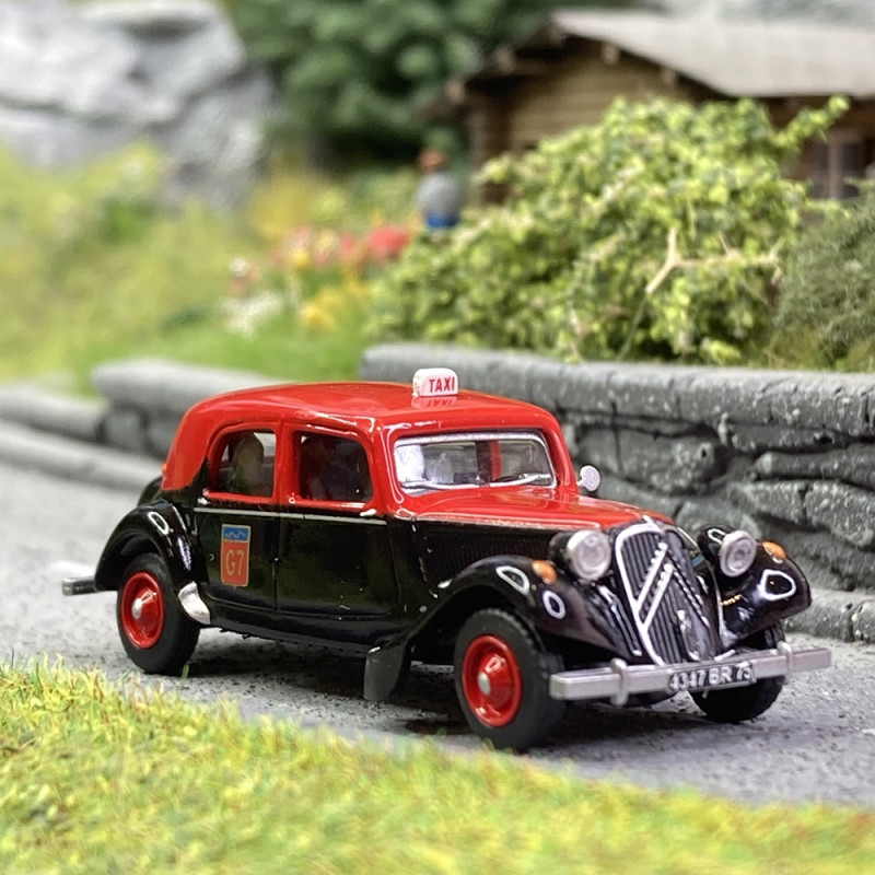 Citroën Traction 11A 1952 "Taxi" avec personnages - SAI 1603 - HO 1/87