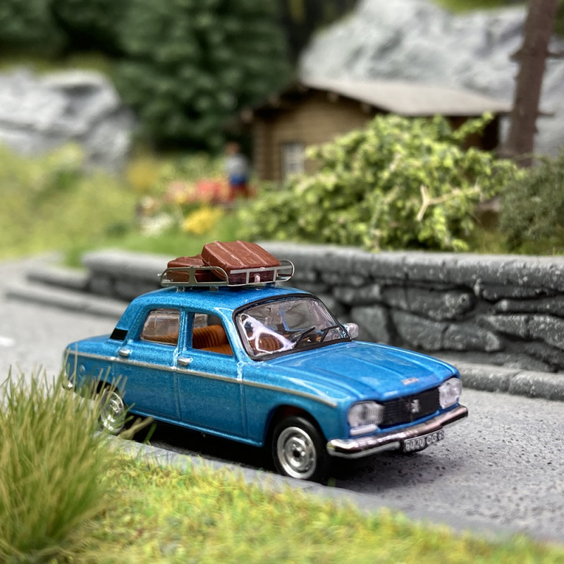 Peugeot 304 bleu métallisé, galerie et valises - SAI 1724 - HO 1/87