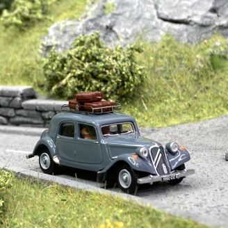 Citroën Traction 11B 1952 gris bruyère, personnages, galerie et valises - SAI 1813 - HO 1/87