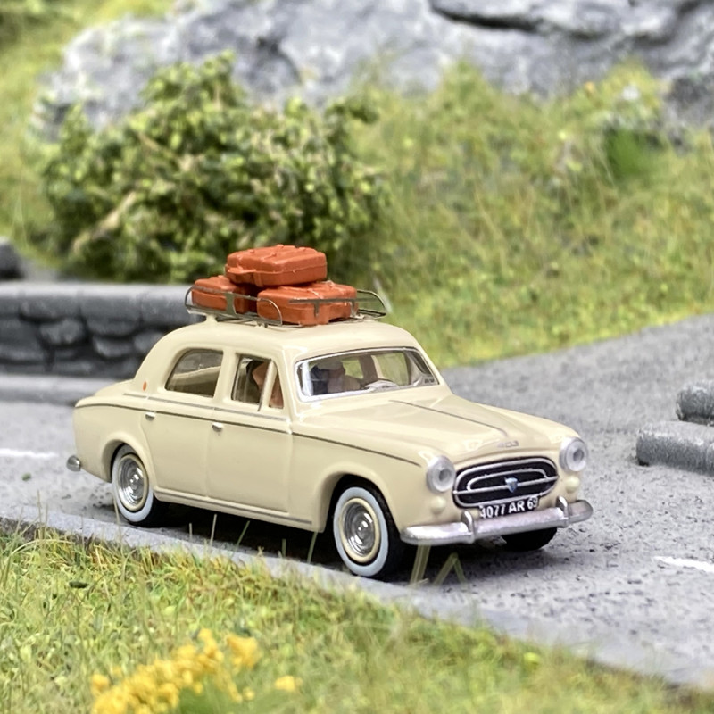 Peugeot 403 beige ivoire, personnages, galerie et valises - SAI 1820 - HO 1/87