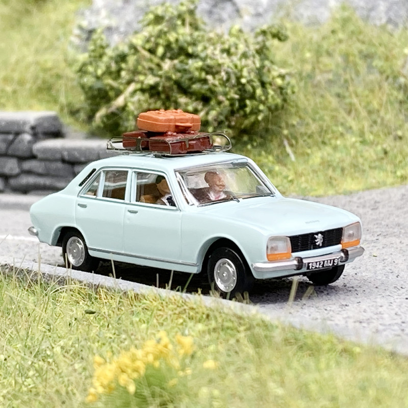 Peugeot 504 vert pastel, personnages, galerie et valises - SAI 1825 - HO 1/87