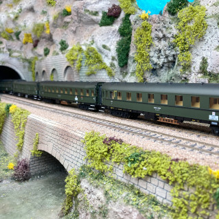 Rame de 5 voitures, train express  "Hechtwagen" éclairage + personnages, DRB , EP II - MARKLIN 42265 - HO 1/87