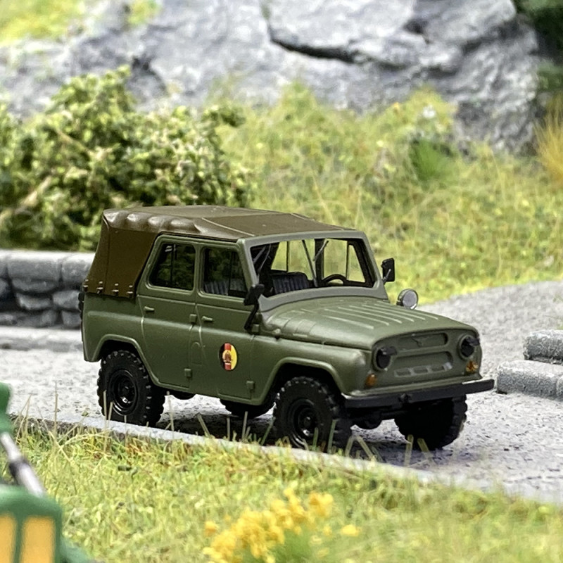 Véhicule Militaire UAZ 469 Bâché - BUSCH 52112 - HO 1/87