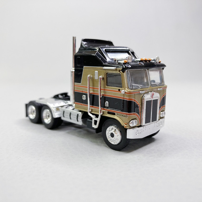 Camion Kenworth K100 Aerodyne 100, Noir Or - BREKINA 85733 - HO 1/87