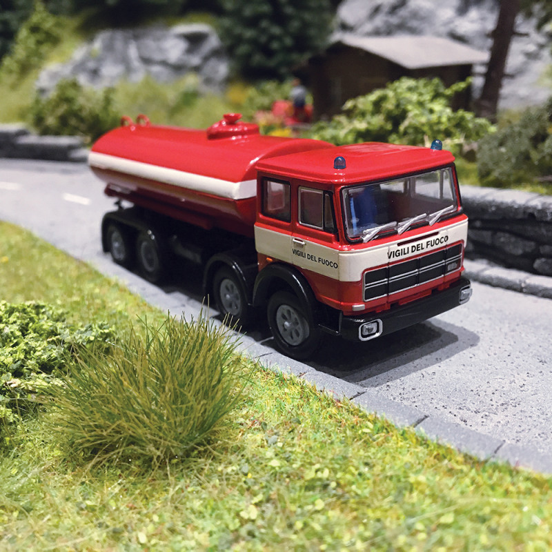 Fiat 691 Millepiedi citerne Pompiers Italiens - Starline Models 58557 - HO 1/87