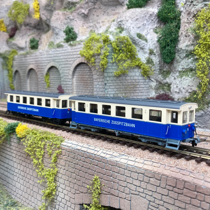 2 voitures de tourisme "Bayerische Zugspitzbahn", Ep V et VI - HOBBYTRAIN H43108 - HOm 1/87