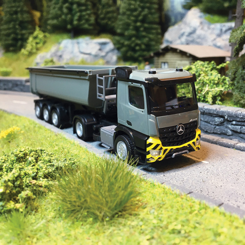 Camion Semi-remorque De Réservoir D'huile Logistique Ou Camion Sur Route | Photo Premium