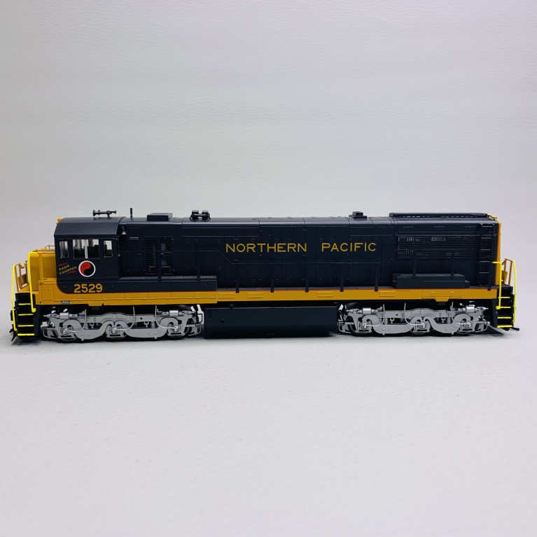 Locomotive diesel U25C 2529, Northern Pacific,Ep III - RIVAROSSI HR2886S - HO 1/87