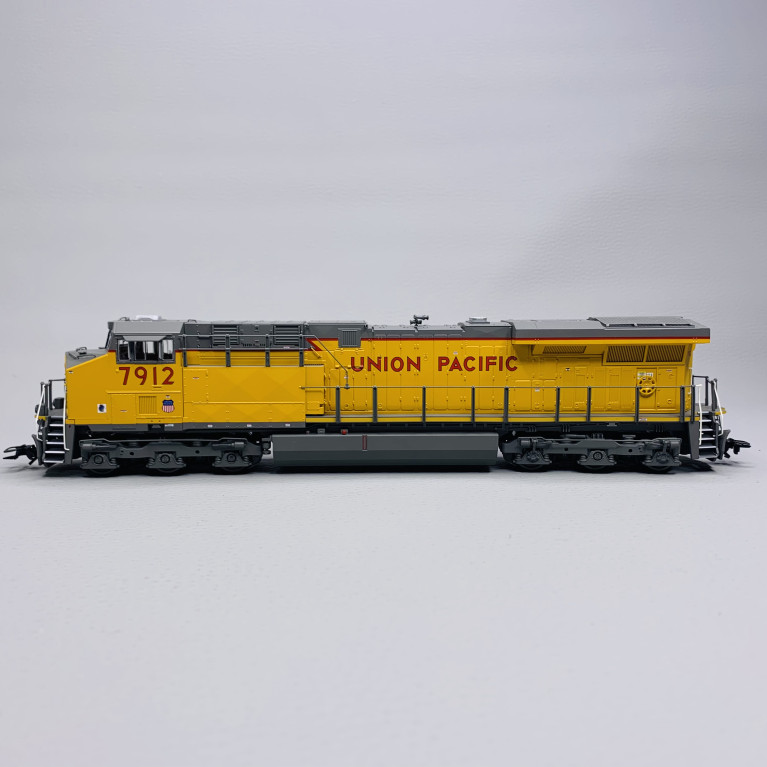 Locomotive diesel GE ES44AC, UP, Ep VI, digital son - TRIX 25441 - HO 1/87
