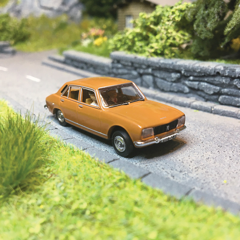 Peugeot 504 Marron, avec personnages - BREKINA / SAI 1631 - 1/87