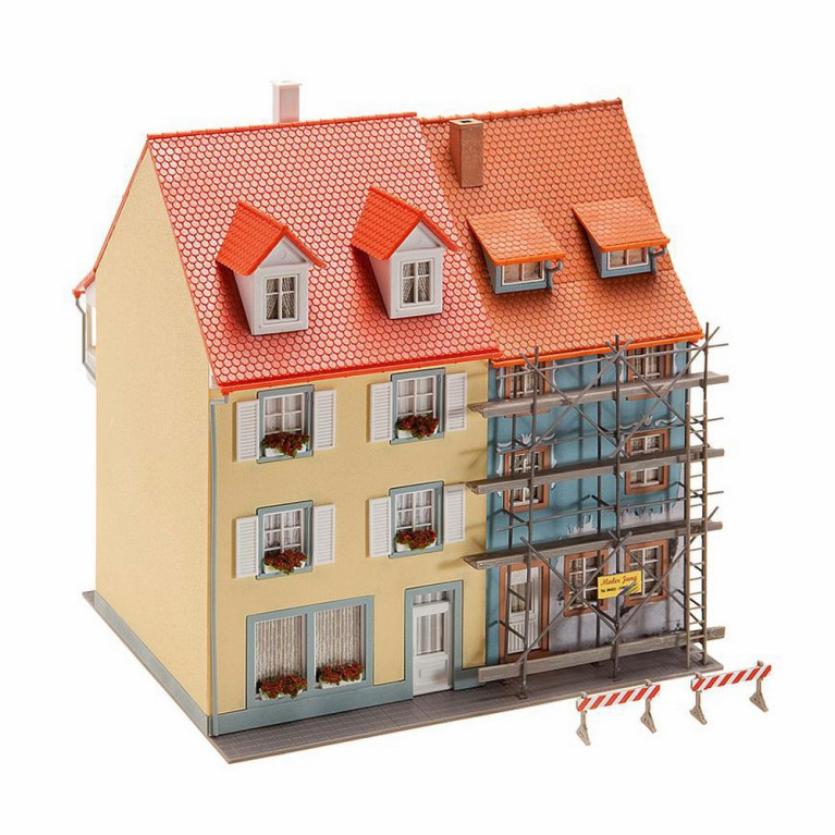 2 maisons de ville avec échaffaudage-HO-1/87-FALLER 130494