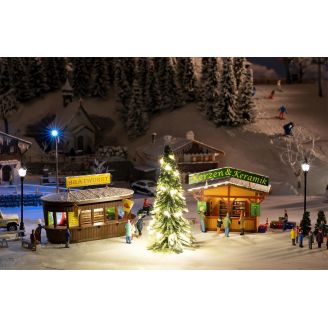 2 Stands de marché de Noël avec sapin illuminé - FALLER 134002 - HO 1/87