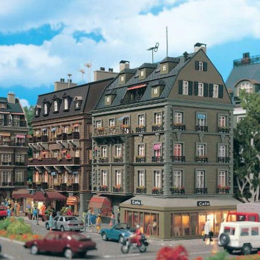 Maison de ville avec café en angle et éclairage -HO-1/87-VOLLMER 43783