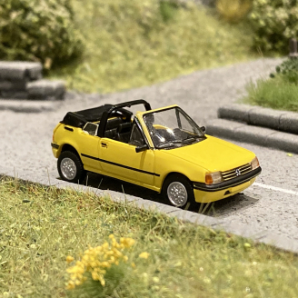 Peugeot 205 CT cabriolet jaune Genêt - SAI 6322 - 1/87