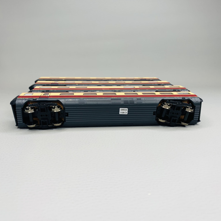 Coffret 4 pièces : Voitures intermédiaires pour automotrices à turbine à gaz classe 602, DB, Ep IV - ROCO 6200003 - HO 1/87