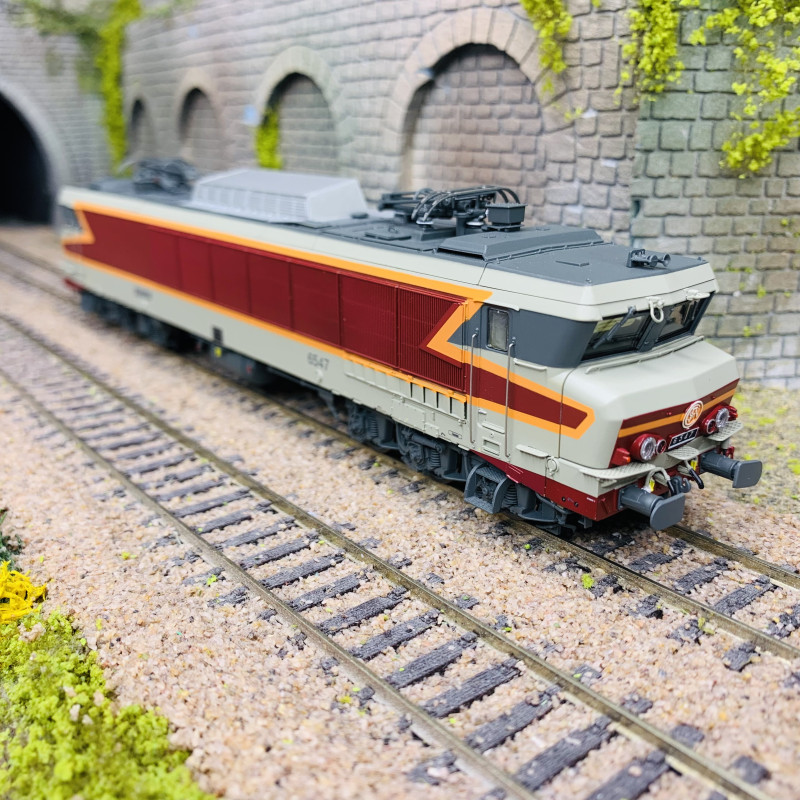 Locomotive électrique CC6517 SNCF livrée béton rouge Beffara DCC SOUND JOUEF-HORNBY JOU Locomotive électrique CC6517 SNCF livrée béton rouge Beffara DCC SOUND JOUEF-HORNBY JOU